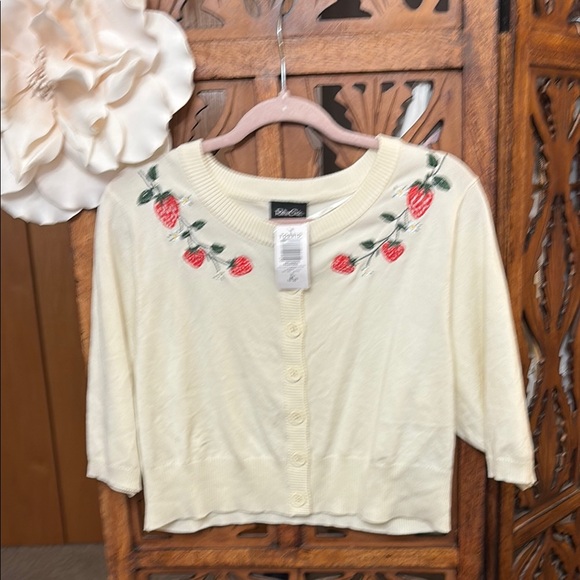 Cream Cardigan with Red Strawberry Embroidery Size 2X - Picture 7 of 7